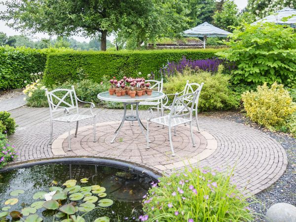 Stwórz nowoczesny stylowy ogród za pomocą zestawu krzeseł technorattanowych